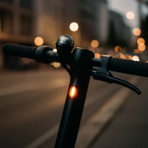 Lenkergriff eines E-Scooters mit Blinker und Klingel in der Abenddaemmerung